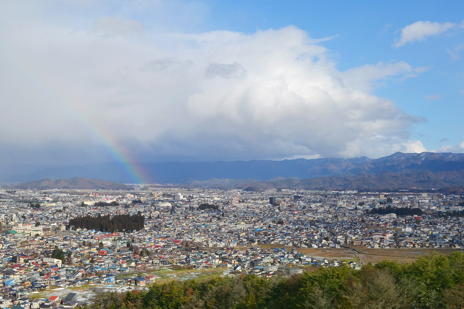 城下町米沢の全景・御成山からの晴れ間と虹