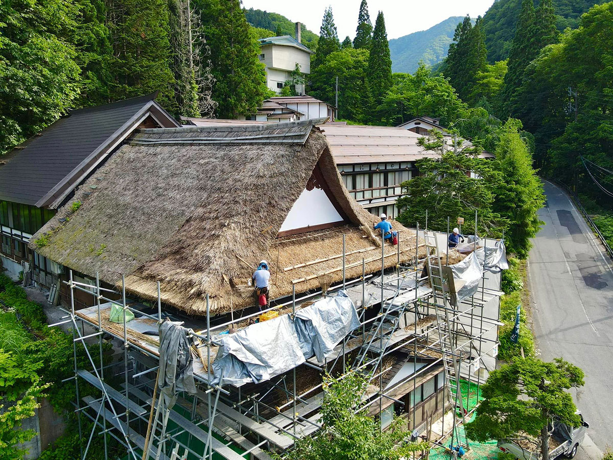茅葺き屋根葺き替えのドローン撮影