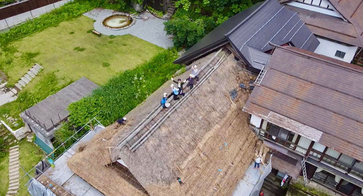 茅葺き屋根葺き替えのドローン撮影